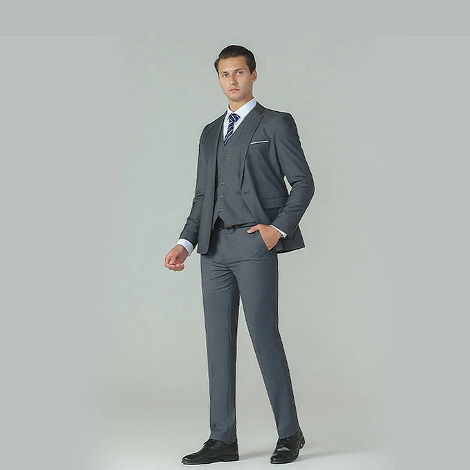 「スリーピーススーツ　メンズ」ジャケット・ベスト・パンツのセット。